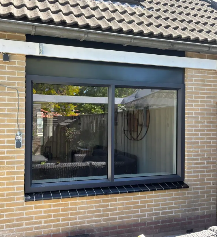 Nieuwe kunststof kozijnen in donkere kleur