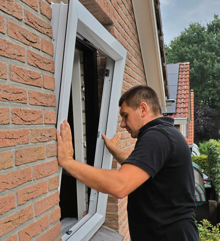 Man zet kozijn op de juiste plek