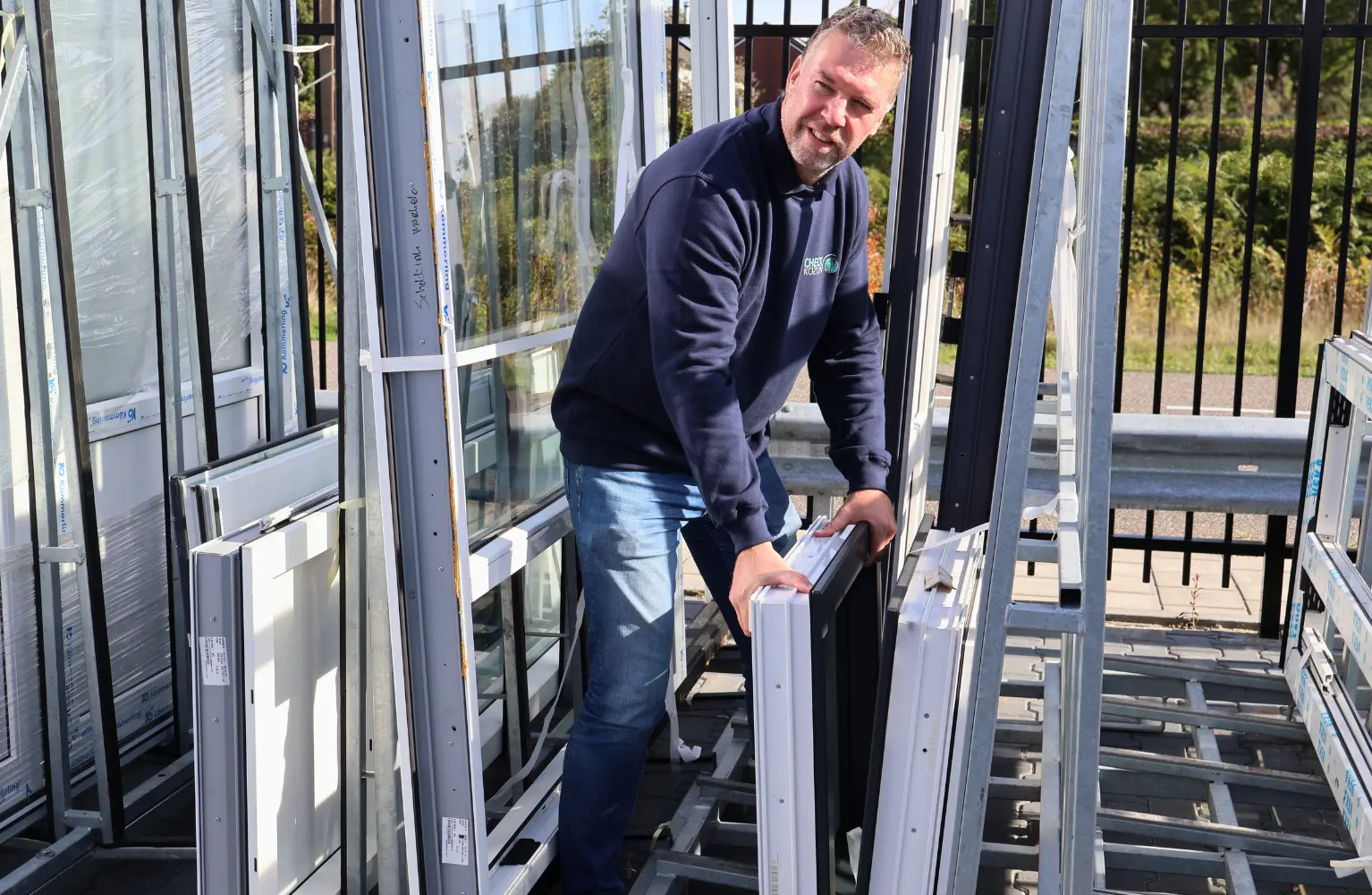 Man tilt kozijn van bok