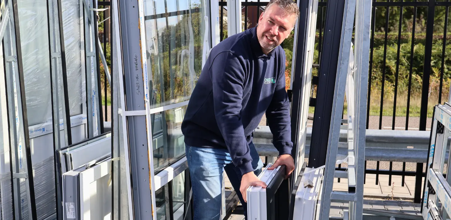 Man tilt kozijn van bok